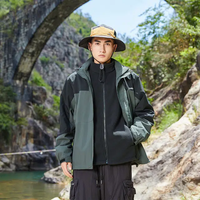 雅鹿  拼色简约个性指南针贴标三防连帽宽松户外运动登山旅游外套  防水防风防紫外线耐磨保暖冲锋衣 男女同款