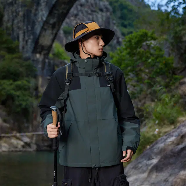 雅鹿  拼色简约个性指南针贴标三防连帽宽松户外运动登山旅游外套  防水防风防紫外线耐磨保暖冲锋衣 男女同款