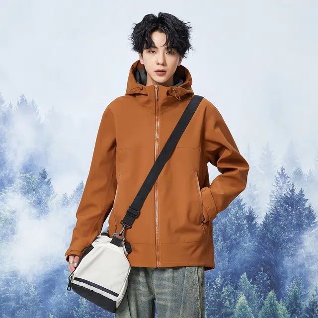 雅鹿  字母印花纯色山系户外徒步大口袋连帽防水防风保暖舒适加绒长袖外套 冲锋衣 男女同款