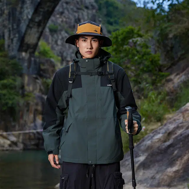 雅鹿  拼色简约个性指南针贴标三防连帽宽松户外运动登山旅游外套  防水防风防紫外线耐磨保暖冲锋衣 男女同款