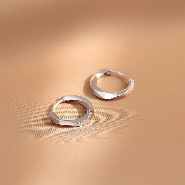 925