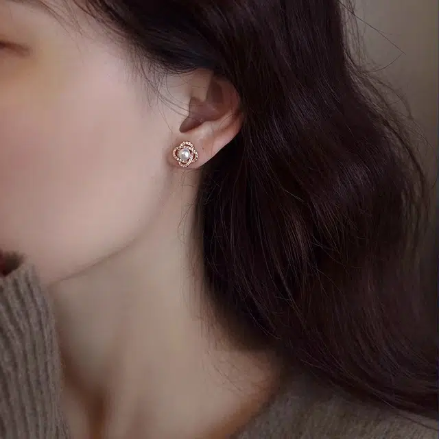 韵系 小巧精致四叶草微镶锆石珍珠 铜镀金 耳钉 女款