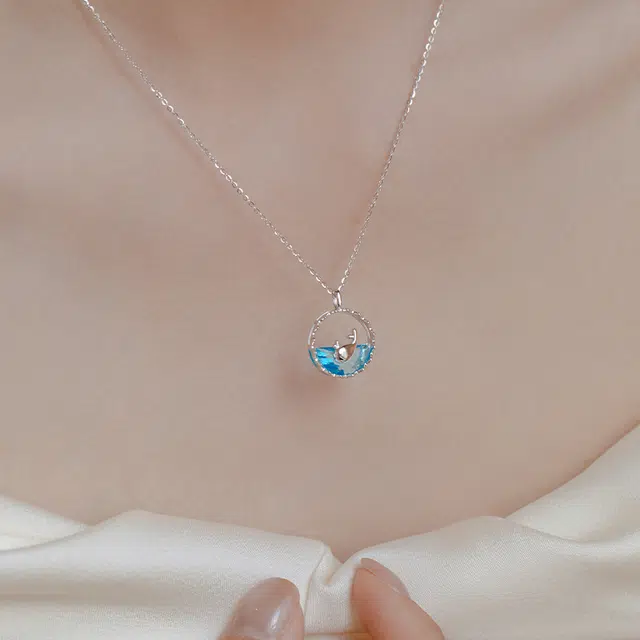 925