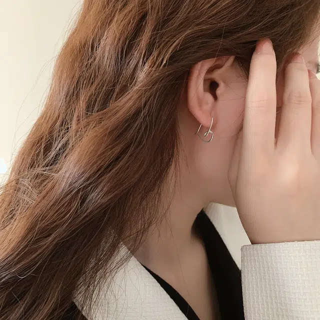 925