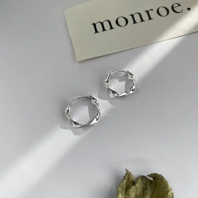 925