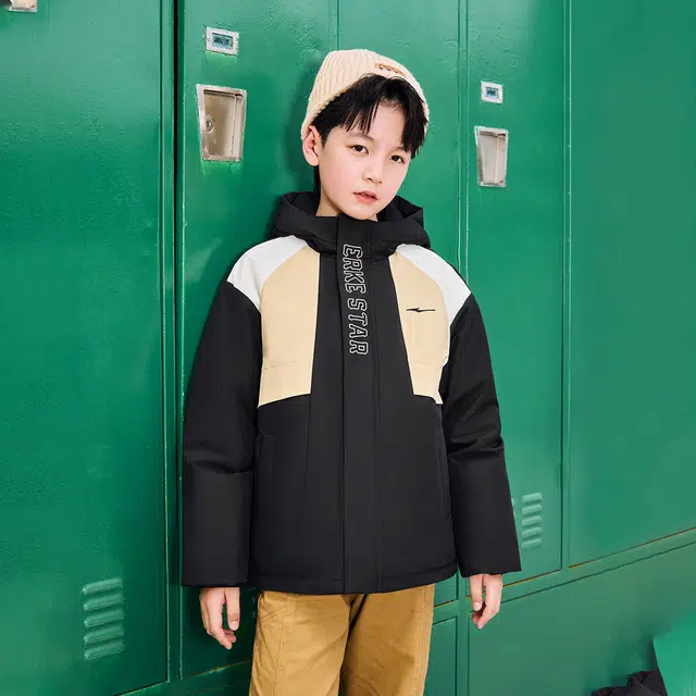 鸿星尔克儿童 舒适柔软亲肤保暖拼色羽绒服 正黑 青少年