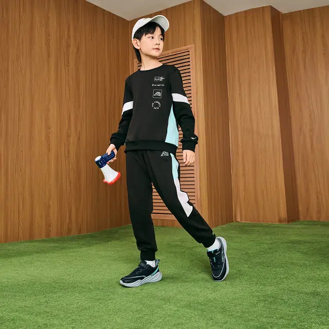 鸿星尔克儿童 舒适柔软亲肤轻盈时尚百搭休闲运动套装 正黑 青少年