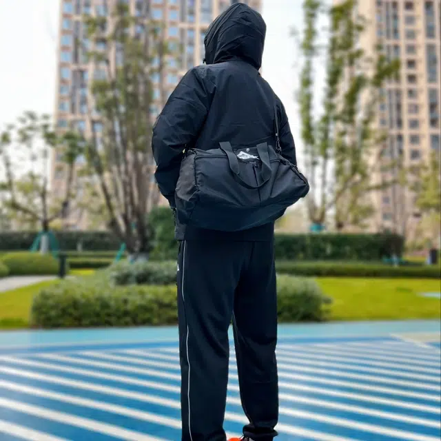 大容量拉链开合肩带可调节干湿分离手提包 聚酯纤维 旅行包 常规 男女同款情侣款 黑色