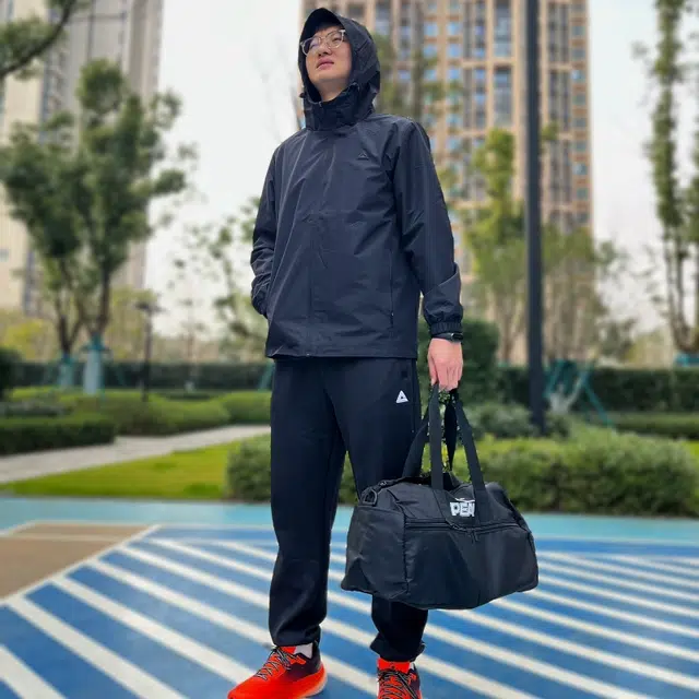 大容量拉链开合肩带可调节干湿分离手提包 聚酯纤维 旅行包 常规 男女同款情侣款 黑色