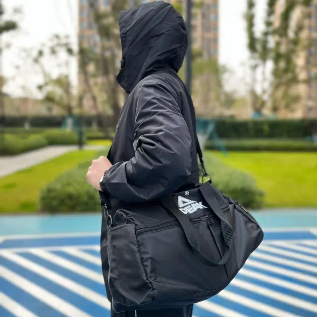 大容量拉链开合肩带可调节干湿分离手提包 聚酯纤维 旅行包 常规 男女同款情侣款 黑色