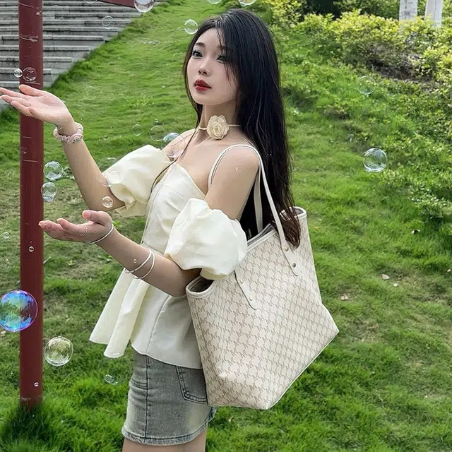 GOBLIN SHARKS 1759 pu Tote