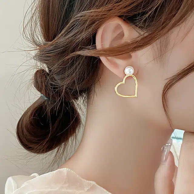 伊灿 精致小众设计感高级爱心 电镀真金仿珍珠 耳钉 女款