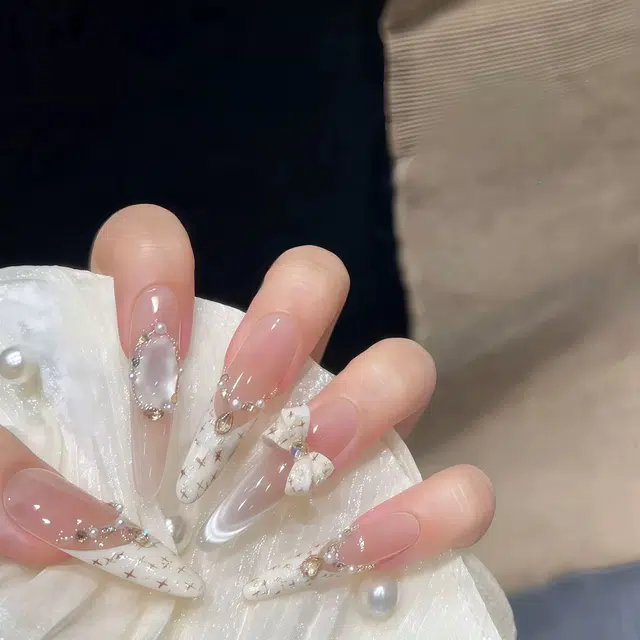 爱鼎琪 【小香风】蝴蝶结玻璃珠猫眼碎钻珍珠装饰温柔气质显白手工美甲贴片  穿戴甲 长款白色渐变 法式