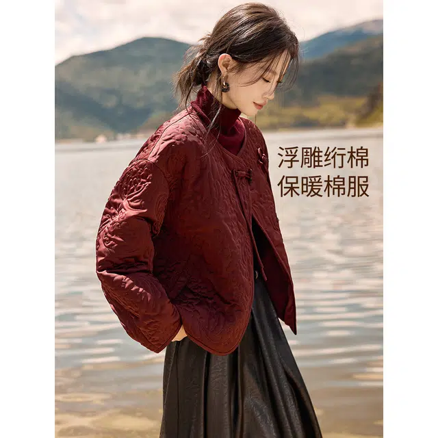 沫晗依美 设计感缎面气质浮雕图案落肩袖长袖圆领常规休闲宽松腰棉服 女款