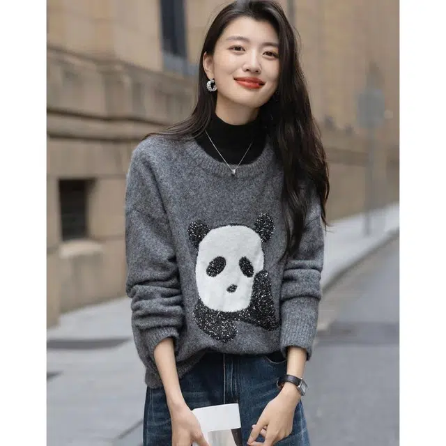 【dme】 含绵羊毛冬季萌趣撞色动物提花线衫圆领罗纹宽松女上衣可爱熊猫图案设计长袖毛衣亮片装饰休闲风格针织衫 女款