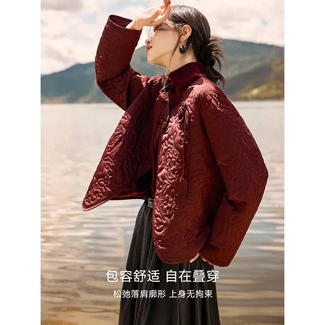 沫晗依美 设计感缎面气质浮雕图案落肩袖长袖圆领常规休闲宽松腰棉服 女款