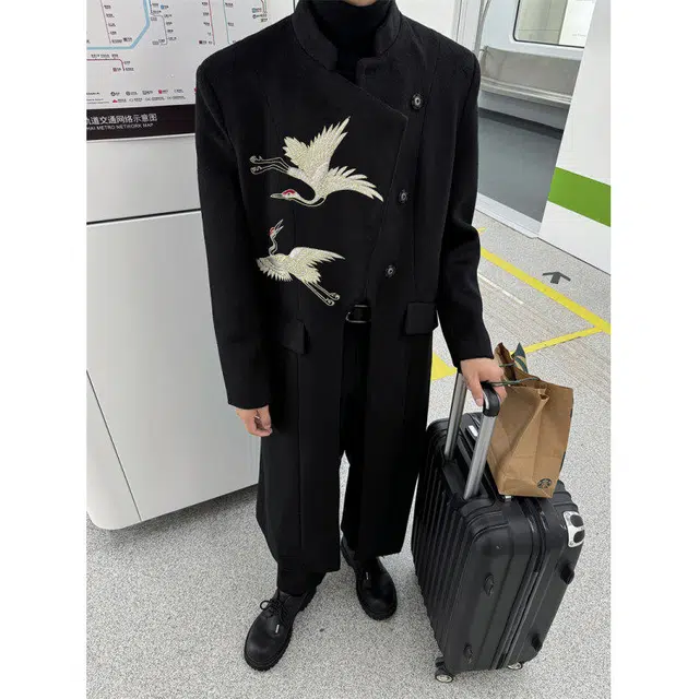 大白鲨 刺绣毛呢中长款纯色西装领大衣 男女同款