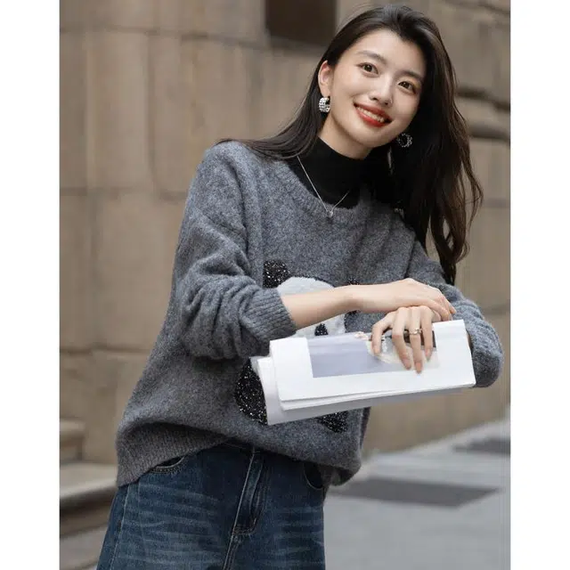 【dme】 含绵羊毛冬季萌趣撞色动物提花线衫圆领罗纹宽松女上衣可爱熊猫图案设计长袖毛衣亮片装饰休闲风格针织衫 女款