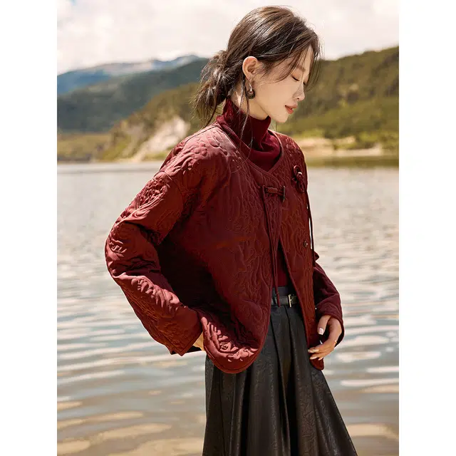 沫晗依美 设计感缎面气质浮雕图案落肩袖长袖圆领常规休闲宽松腰棉服 女款