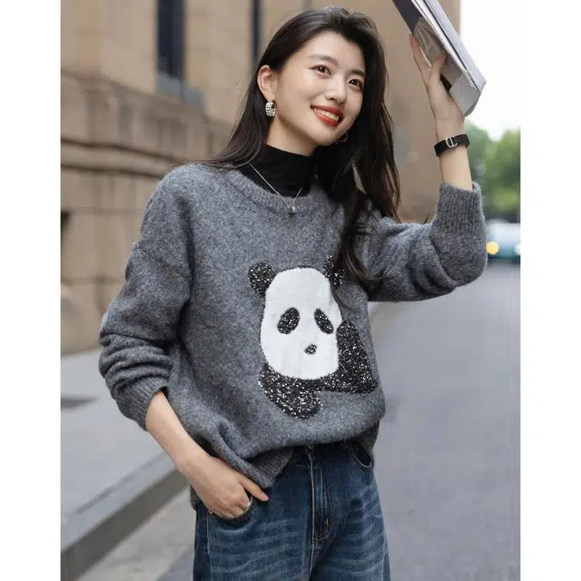 【dme】 含绵羊毛冬季萌趣撞色动物提花线衫圆领罗纹宽松女上衣可爱熊猫图案设计长袖毛衣亮片装饰休闲风格针织衫 女款
