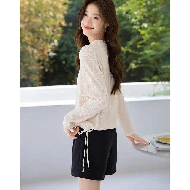 沫晗依美 适用场合: 秋季长袖舒适纯色常规圆领休闲套头卫衣 女款