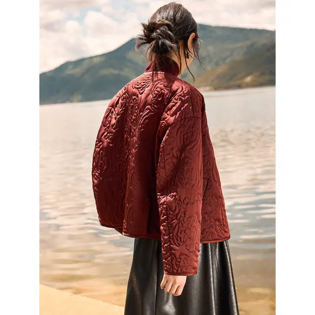 沫晗依美 设计感缎面气质浮雕图案落肩袖长袖圆领常规休闲宽松腰棉服 女款