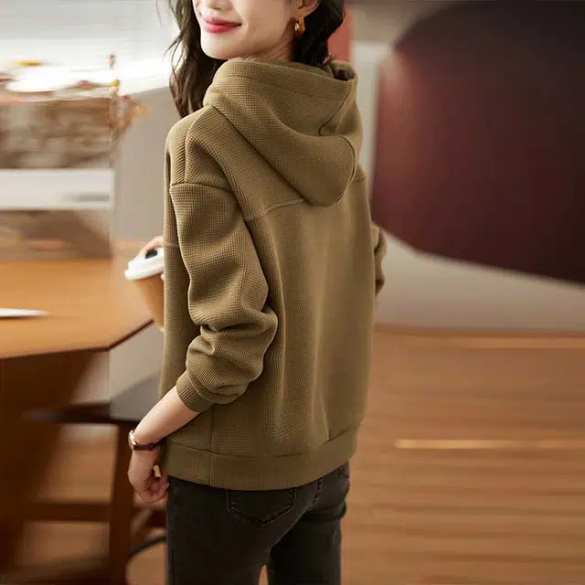 沫晗依美 纯色加厚抽绳类目休闲卫衣 女款 卡其色