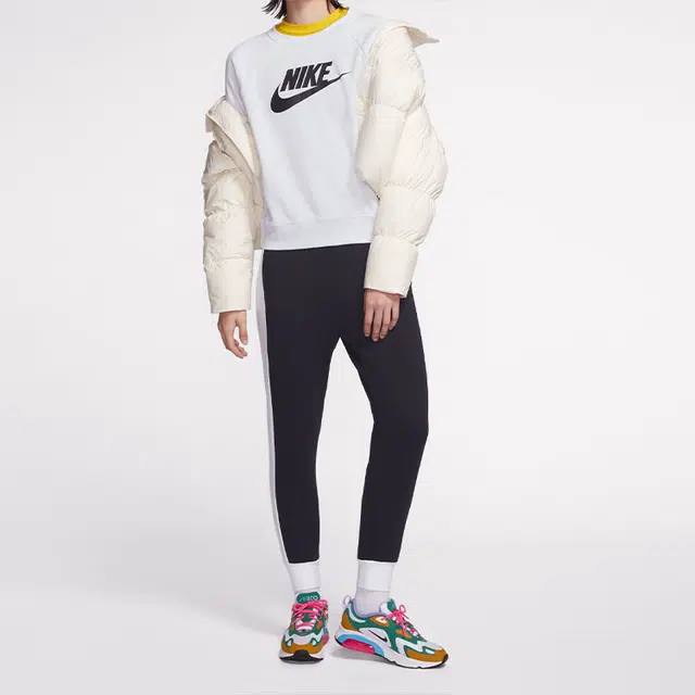 Nike Sportswear Essential Logo