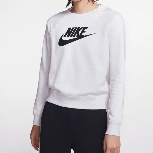 Nike Sportswear Essential Logo
