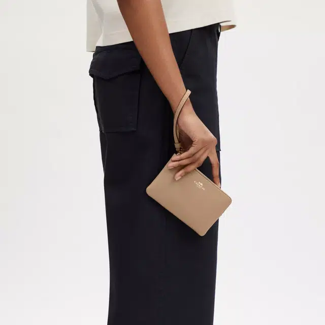 COACH Corner Zip 16