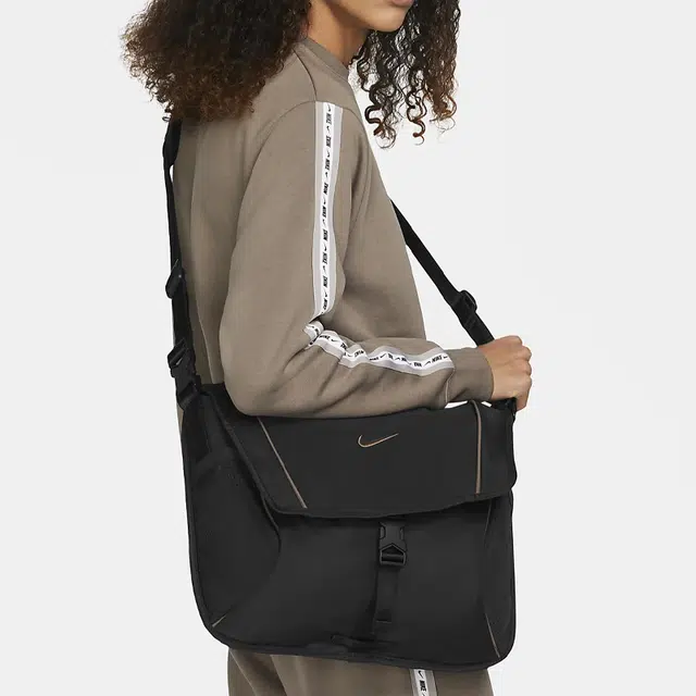 Nike EssentalsI Messenger