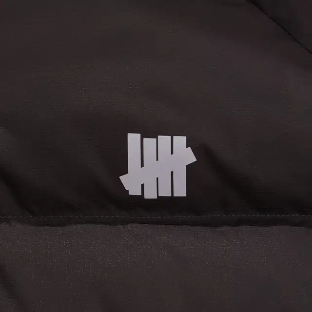 UNDEFEATED FW25 Striped Logo Zipper Down Jacket