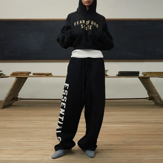 Fear of God Essentials Fall24 BACK TO SCHOOL Fleece Relaxed Sweatpant Logo BLACK