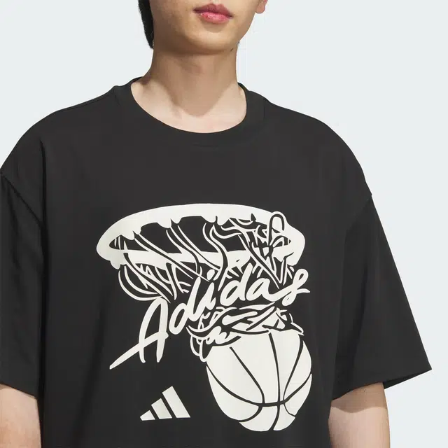 adidas BASKETBALL SS25 HOT SHOT T-SHIRT T
