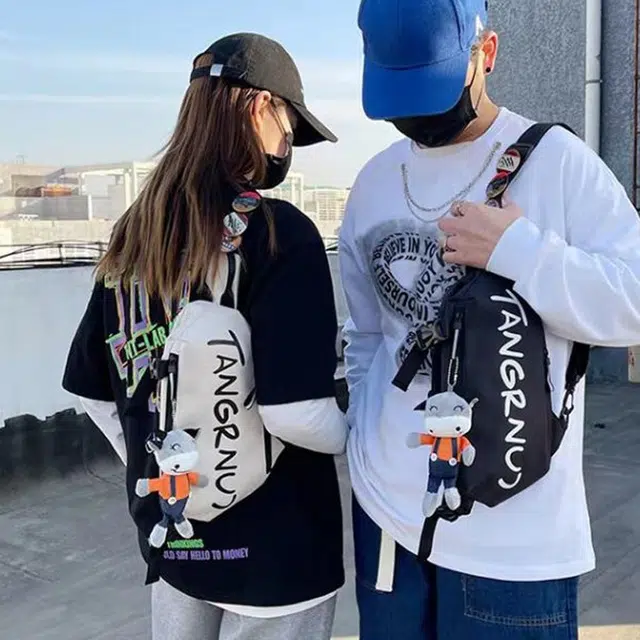 巴朗熊 时尚潮牌超轻日系 尼龙布 单肩胸包 常规 男女同款情侣款 黑色/白色