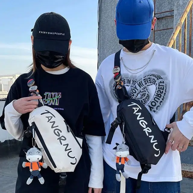 巴朗熊 时尚潮牌超轻日系 尼龙布 单肩胸包 常规 男女同款情侣款 黑色/白色