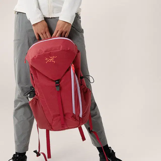 Arcteryx Mantis 20L Logo