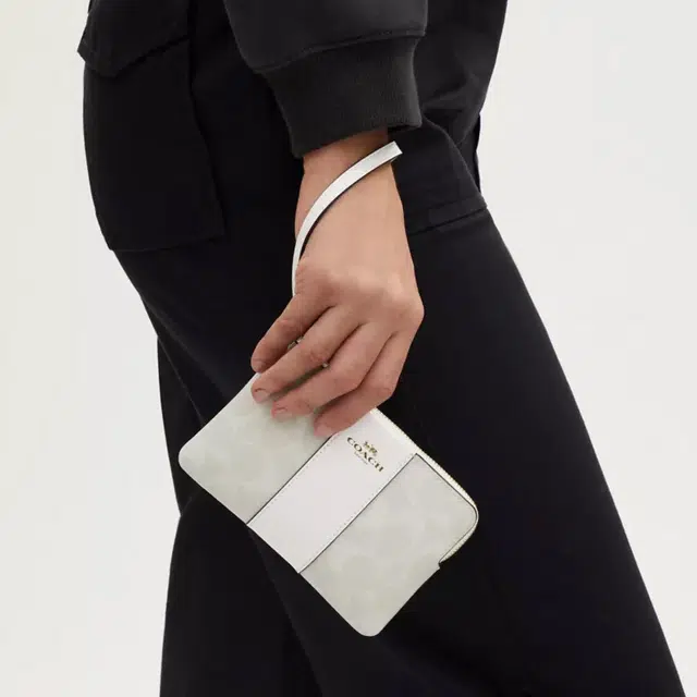 COACH Wristlet Corner Zip 16 Logo