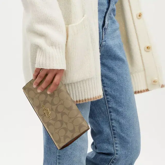 COACH Flap Clutch 21