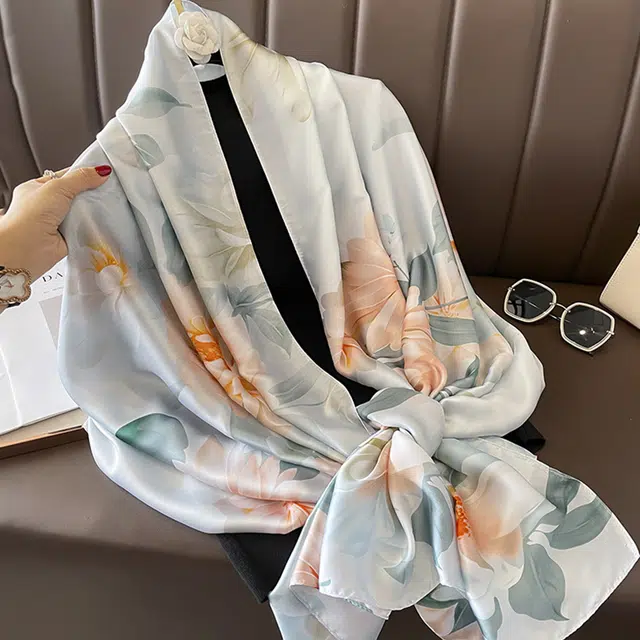 纳兰杜 薄款旅游穿搭气质 斗篷高级感拍照穿搭 披肩 女款 淡蓝色