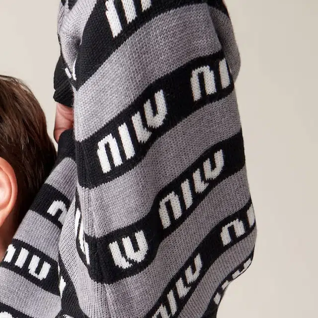 MIU MIU FW22 LogoV