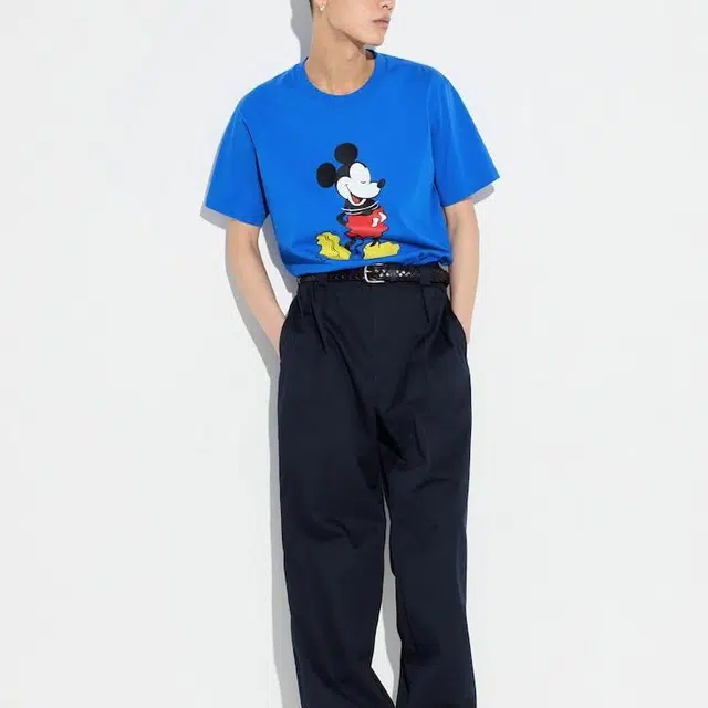 UNIQLO MICKEY STANDS T