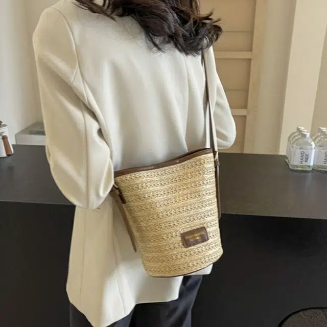 艾妮兔 休闲沙滩小众质感 草 单肩包 常规 女款 米色