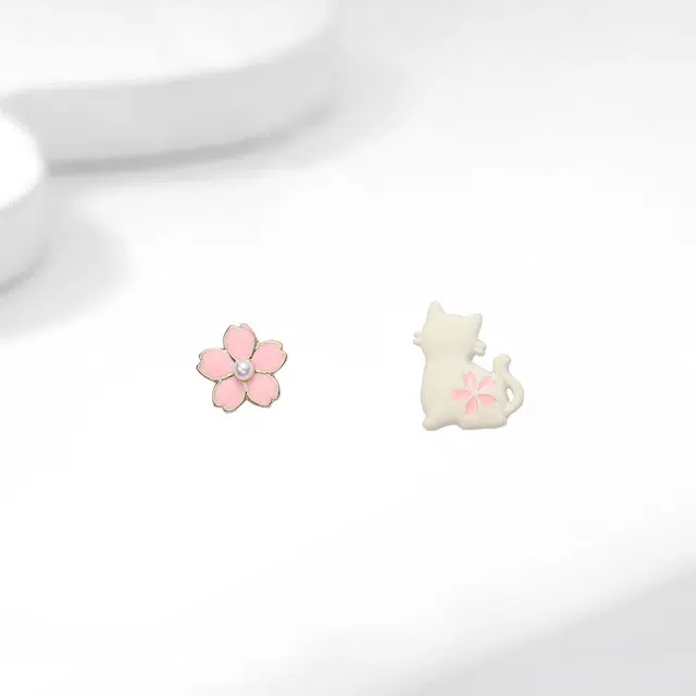 尚先生 樱花猫咪卡通可爱猫咪花朵不对称森系花朵 甜美可爱少女系气质百搭设计高级感 合金 耳钉 女款