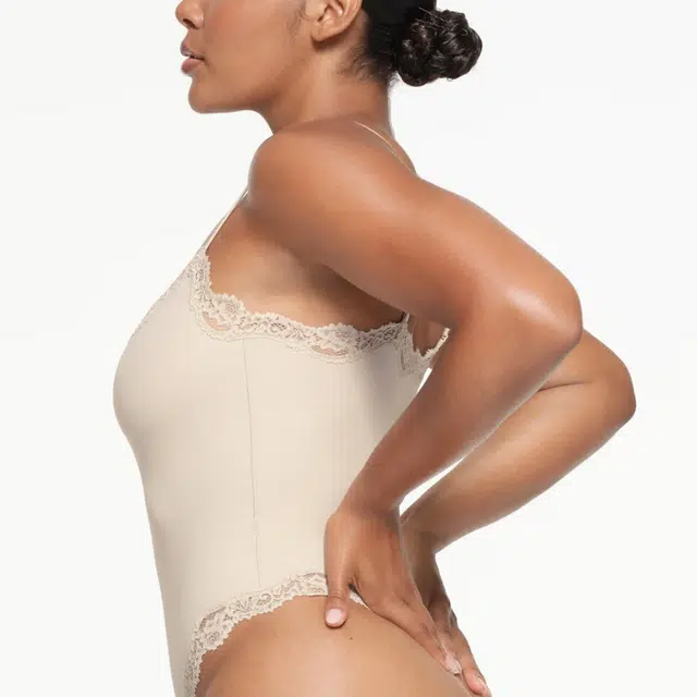 SKIMS FITS EVERYBODY LACE CAMI BODYSUIT STONE