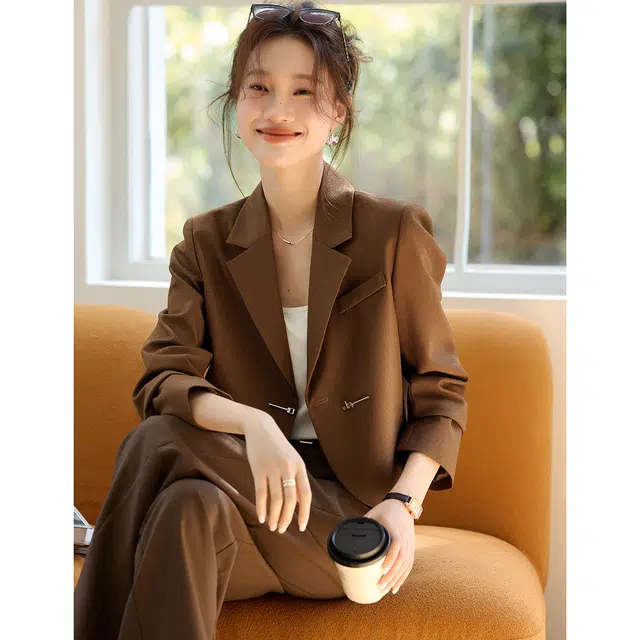 沫晗依美 纯色短款长袖西装 女款 深咖色