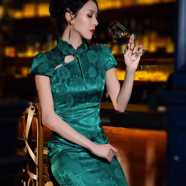 四美子 花色斜襟高开衩花边圆领长旗袍 珠翠罗绮