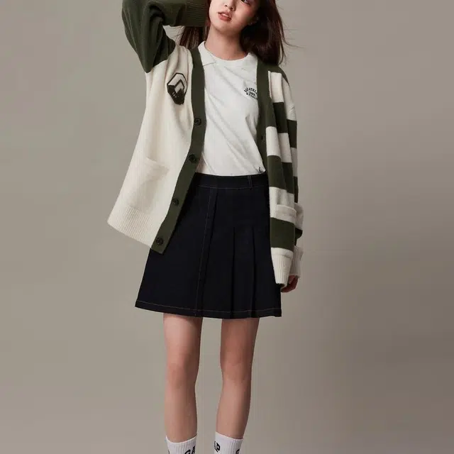 GAP Logo V-Neck Sweater