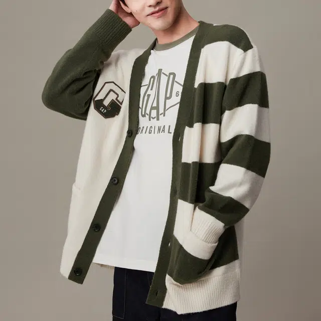 GAP Logo V-Neck Sweater