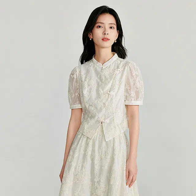 茵曼 新中式盘扣国风设计感立领泡泡袖刺绣短袖衬衫 女款 梨花杏